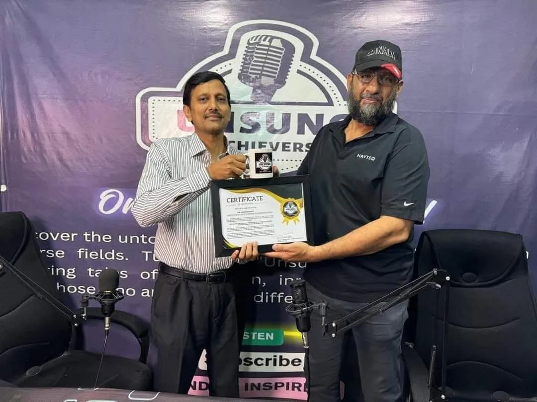 A guest receiving a certificate of participation